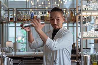Image of bartender Yuji Otomo