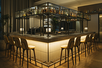UPSTAIRZ Lounge, Bar, Restaurantのバーカウンター